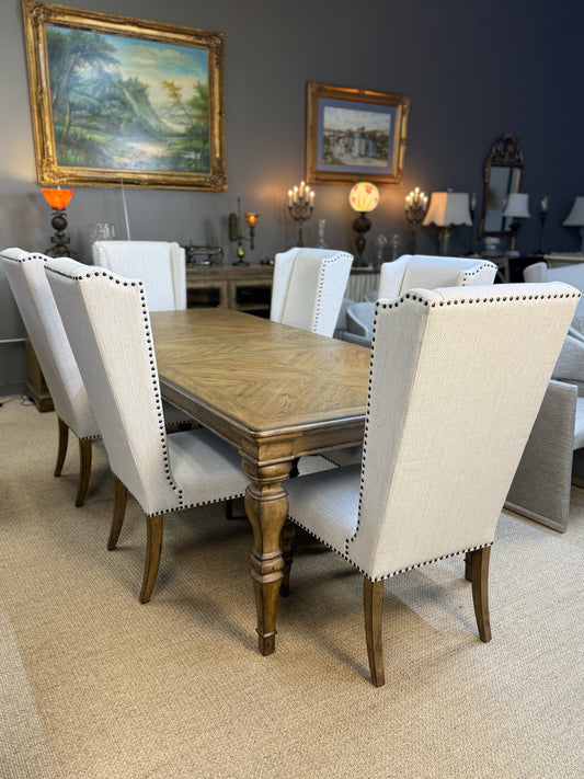 Pulaski Garrison Cove Dining Set | Extendable Table + 8 Upholstered Chairs – Showroom Display